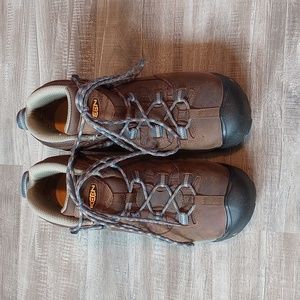 Keen safety toe boots